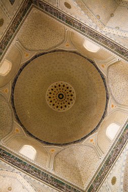 Semerkand 'daki Bibi Khanum camisinin kubbesinin iç dekorasyonu.