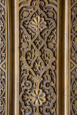 Semerkand 'daki bir şah-i-zinda mozolesine oyulmuş ahşap kapı girişinin ayrıntıları.