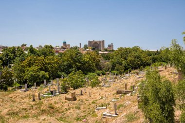 Semerkant, Özbekistan - 06 Temmuz 2024: Arka planda Bibi-Khanym Anıtmezarı ve ön planda bir toprak mezarlığı