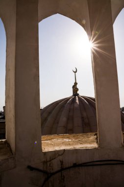 Hilal ay, İslam 'ın sembolü, caminin kubbesindeki parlak güneşli minareden fotoğraflanmış.