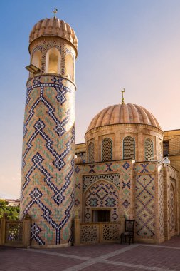 Güneşli bir günde Semerkant 'taki Minare Hazrat Khizr Camii