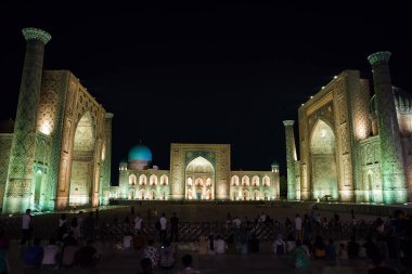Semerkant, Özbekistan - 06 Temmuz 2024: Gösteriyi bekleyen ışıklar ve turistlerle aydınlatılmış kayıt