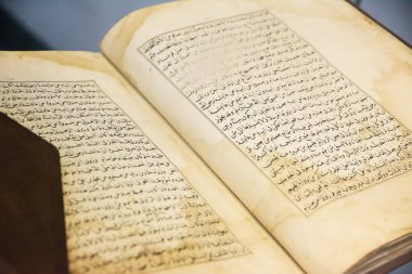 Semerkant, Özbekistan - 06 Temmuz 2024: Eski bir bilimsel kitaptan Arapça yazılmış sayfalar