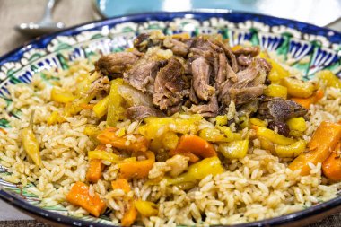 Özbekistan 'ın ulusal tarifi, plov, sebze ve etli pirinç pilavı