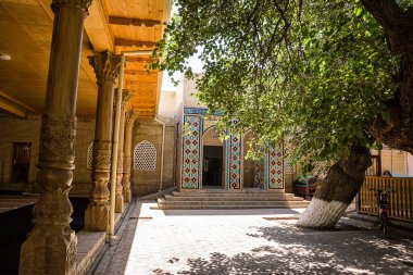 İç avlu ve Kok Gumbaz cami kompleksinin içindeki abdest odalarının girişi.