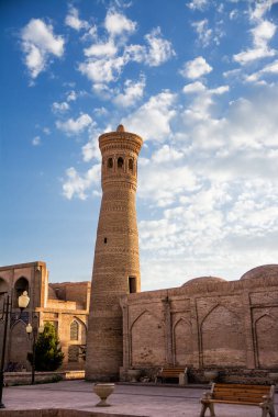Buhara 'da gün batımında Khoja-Gaukushon minaresi
