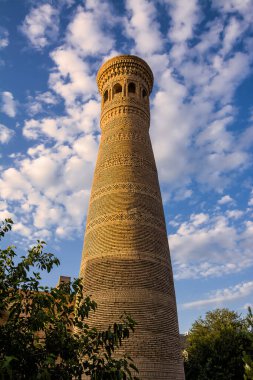 Buhara 'da gün batımında Khoja-Gaukushon minaresi