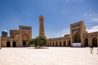 Buhara, Özbekistan - 09 Temmuz 2024: Buhara 'da Khoja Kalon Madrasa' nın iç avlusu ve minaresi.