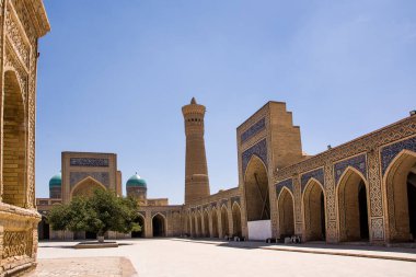 Buhara, Özbekistan - 09 Temmuz 2024: Khoja Kalon Madrasa 'nın iç avlusu, Buhara