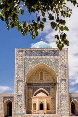 Cami 'nin girişi Buhara' daki Khoja Kalon Madrasa 'nın iç avlusunda.