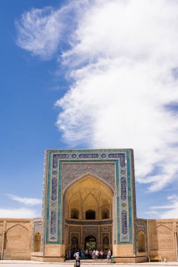 Buhara, Özbekistan - 09 Temmuz 2024: Buhara 'daki Kalyan Camii' nin girişinde turistler.