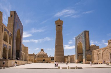 Buhara, Özbekistan - 09 Temmuz 2024: Kalon medresesinin minare ve kapılarına sahip antik meydan
