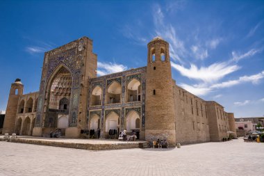 Buhara, Özbekistan - 09 Temmuz 2024: Antik medrese ve Abdulaziz Khan portalı
