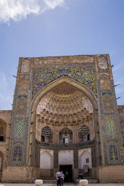 Buhara, Özbekistan - 09 Temmuz 2024: Antik Abdüllazis Han Madrassa portalının ayrıntıları