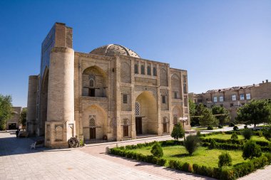 Buhara, Özbekistan - 09 Temmuz 2024: Buhara 'nın tarihi merkezinde Nadir Divan Begi bahçesi ve camisi