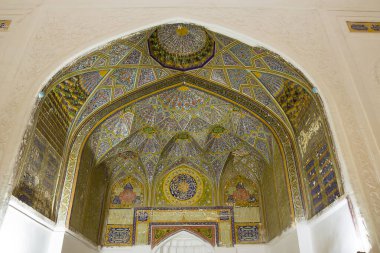 Buhara 'nın tarihi merkezindeki Nadir Divan Begi Camii' nin içinde mozaiğin bir ayrıntısı yer alıyor.