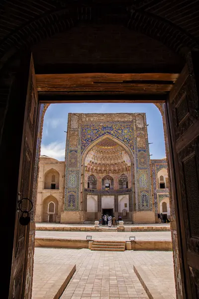 Buhara, Özbekistan - 09 Temmuz 2024: Antik Abdüllazis Han Madrassa 'nın Portal' ı ön kapıdan görüldü.