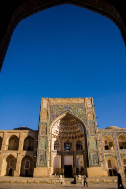 Buhara, Özbekistan - 09 Temmuz 2024: Antik medreseler ve Özbekistan 'ın Buhara kentindeki Abdülaziz Han portalı