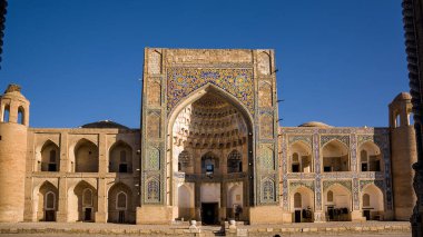 Buhara, Özbekistan - 09 Temmuz 2024: Antik medreseler ve Özbekistan 'ın Buhara kentindeki Abdülaziz Han portalı