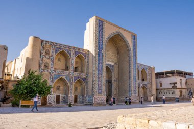 Buhara, Özbekistan - 09 Temmuz 2024: Buhara 'daki Antik Madrasa Mirzo Ulughbeg portalının ayrıntıları