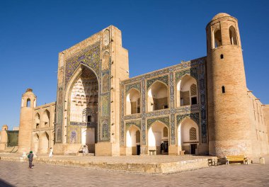 Buhara, Özbekistan - 09 Temmuz 2024: Antik medreseler ve Özbekistan 'ın Buhara kentindeki Abdülaziz Han portalı