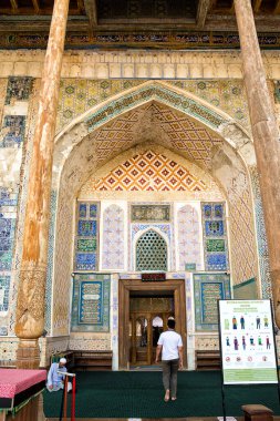 Buhara, Özbekistan - 09 Temmuz 2024: Buhara 'daki Bolo Hauz' a Giriş, Özbekistan 'daki tarihi cami
