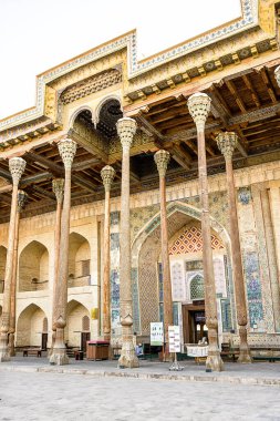 Buhara, Özbekistan - 09 Temmuz 2024: Bolo Hauz, Buhara 'daki tarihi cami tipik ahşap sütunlu, Özbekistan