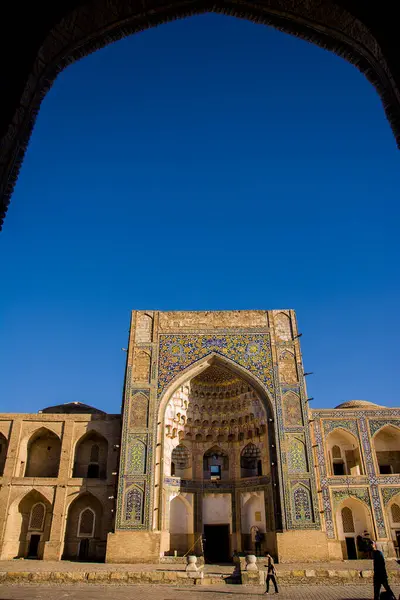 Buhara, Özbekistan - 09 Temmuz 2024: Antik medreseler ve Özbekistan 'ın Buhara kentindeki Abdülaziz Han portalı