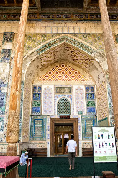 Buhara, Özbekistan - 09 Temmuz 2024: Buhara 'daki Bolo Hauz' a Giriş, Özbekistan 'daki tarihi cami