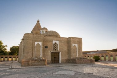 Özbekistan 'ın Bukhara şehrinde gün batımında Chashma Ayub mozolesi, kuyusundan gelen suyun sağlıklı kabul edildiği yerdir.