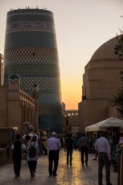 Khiva, Özbekistan - 10 Temmuz 2024: Özbekistan 'da Khiva sokaklarında gün batımında Kalta Minor Minaret