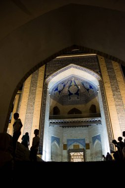 Khiva, Özbekistan - 10 Temmuz 2024: Khiva 'da Muhammed Amin Khan Madrasa' nın aydınlatılmış portalı