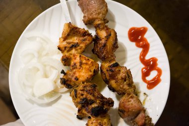 Khiva 'da bir restoranda ızgara şiş, ketçap ve soğan tabağı (Özbekistan)