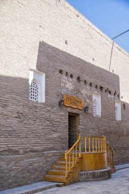 Khiva, Özbekistan - 11 Temmuz 2024: Feruzkhan oteline giriş, Khiva 'daki tarihi medrese