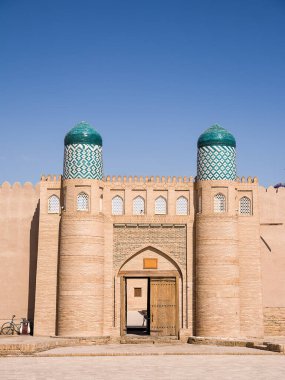 Khiva, Özbekistan - 10 Temmuz 2024: Özbekistan 'ın Khiva kentindeki Kuhna Ark kalesine giriş