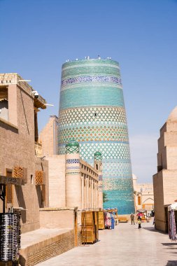 Khiva, Özbekistan - 10 Temmuz 2024: Özbekistan 'da Khiva sokaklarında güneşli bir günde Kalta Minor Minaret
