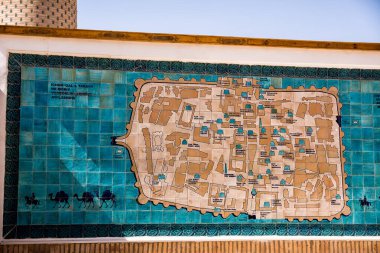 Khiva, Özbekistan - 11 Temmuz 2024: Seramik fayanslardan yapılmış antik Khiva kentinin haritası