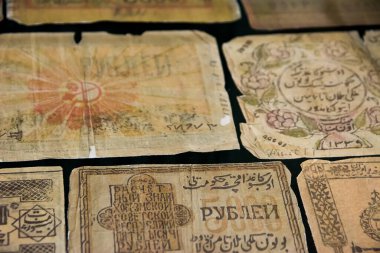 Arapça ve Kiril harfleriyle eski Özbekistan banknotları