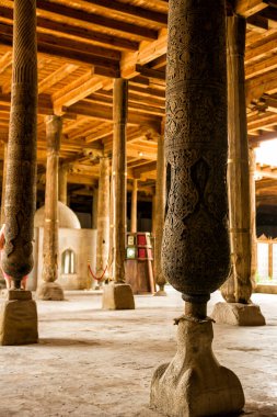 Özbekistan 'ın Khiva kentindeki çok eski Juma Camii' nin içinde.