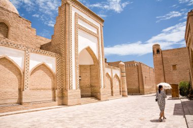 Özbek kadının yürüdüğü antik Khiva kentinde geçit.