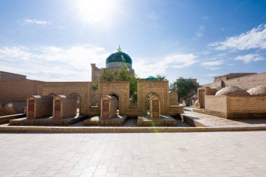 Khiva, Özbekistan - 11 Temmuz 2024: Özbekistan 'ın eski duvarlı kenti Khiva' da yer alan Pahlavon Mahmud Kompleksi ve mezarı.