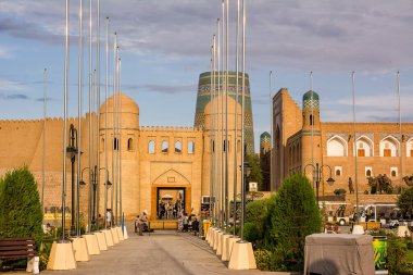 Khiva, Özbekistan - 11 Temmuz 2024: Darvoza Kapısı ve Itchan Kala 'daki Kalta Minor minaresi, Özbekistan' ın eski Khiva kenti UNESCO 'nun tarihi İslam mimarisi ile tanınan tarihi dünya mirası.