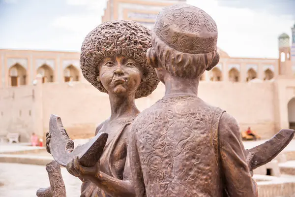 Geleneksel şapkalar takan çocukların heykeli, bir dilim karpuz yerel miras ve kültürel kimliğin tadını çıkarıyor.