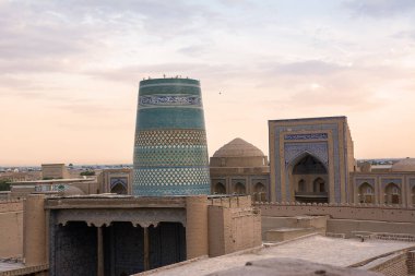 Özbekistan 'ın başkenti Khiva' da Kalta Minor Minaretleriyle Günbatımı Panoraması