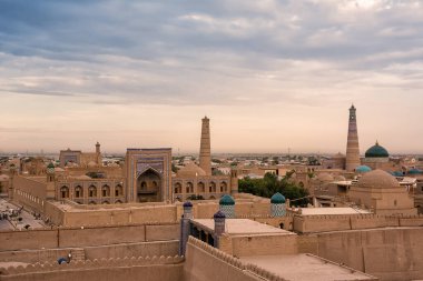 Khiva, Özbekistan - 11 Temmuz 2024: Antik Khiva kentinin günbatımında havadan panoramik görüntüsü, Khodja ve Djuma minaresi ile Özbekistan 'ın eski gökyüzü üzerinde yükselen diğer tarihi minareler.