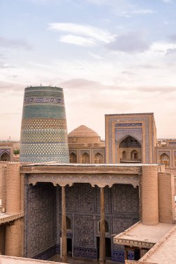 Özbekistan 'ın başkenti Khiva' da Kalta Minor Minaretleriyle Günbatımı Panoraması