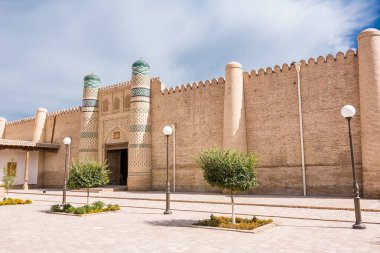 Özbekistan 'ın Khiva kentindeki Nurullabay Sarayı' nın duvarları, sütunları ve kolonları geleneksel İslami mimari ve tarihi detayları gözler önüne seriyor..