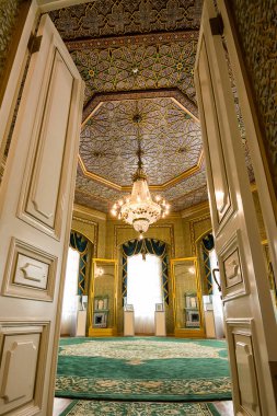 Khiva, Özbekistan - 12 Temmuz 2024: Nurullabay Sarayı, Khiva, Özbekistan 'daki Aynalar Salonu' nun giriş kapıları. Süslü ahşap işçiliği ve geleneksel İslami tasarım detayları.