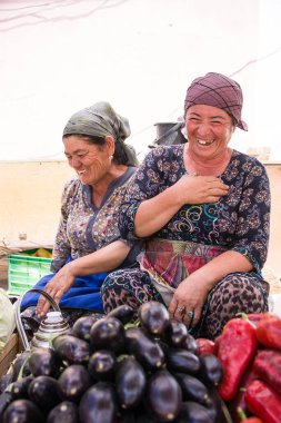 Khiva, Özbekistan - 2 Temmuz 2024 Geleneksel altın diş portresi gösteren iki Özbek kadın