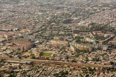 Semerkant şehrinin modern bölümü kalkış sırasında uçaktan görüldü, Özbekistan